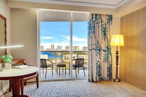 Posezení v ubytování Luxury Bayfront Studio with Balcony Amazing Pool