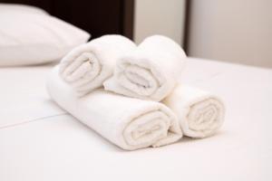 ein Stapel Handtücher in Herzform in der Unterkunft Vila Aty & Michelle in Vama Veche + 65 Fotos