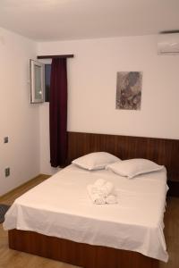 ein Schlafzimmer mit einem Bett mit zwei Handtüchern darauf in der Unterkunft Vila Aty & Michelle in Vama Veche