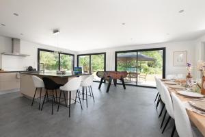 a kitchen and dining room with a table and chairs at Villa à Castres, Maison 10 personnes avec piscine privée, jardin et 5 chambres in Castres