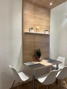 a dining room with a table and chairs at CentROOM Nagykanizsa in Nagykanizsa