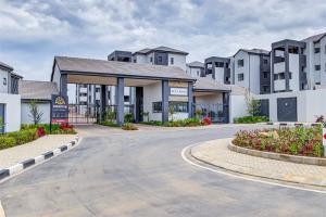 Chanty Serenity Apartment with Pool and Gym في Sandton: طريق فارغ امام مبنى