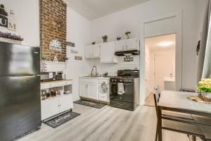 Η κουζίνα ή μικρή κουζίνα στο Visit Tulane and Loyola Walkable Paradise in NOLA!