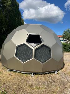 Una carpa con un balón de fútbol en un campo en triDOMESFRANCE, en Saverne
