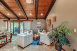 Χώρος καθιστικού στο Waterfront Home with Dock Sleeps 8