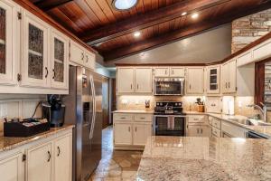 Η κουζίνα ή μικρή κουζίνα στο Waterfront Home with Dock Sleeps 8 +37 φωτογραφίες