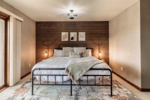 Ένα ή περισσότερα κρεβάτια σε δωμάτιο στο Waterfront Home with Dock Sleeps 8