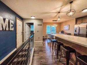 4Bedrooms 2 and 1 Half Bath Home for 9 Kid and Game Ready في غرين باي: مطبخ مع بار وكراسي في الغرفة