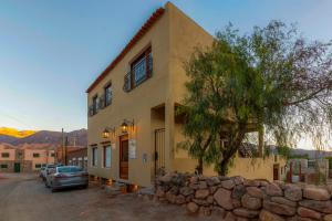 蒂尔卡拉Tala Huasi的一栋建筑前停着一辆车