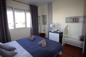 Łóżko lub łóżka w pokoju w obiekcie La Isla House 5 minuti Centro-Spiaggia Corralejo