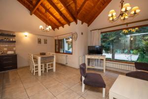 a kitchen and dining room with a table and chairs at Posada de Montaña - Apart Hotel in San Carlos de Bariloche
