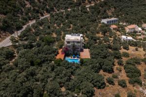 una vista aérea de una casa con piscina en Sunrise Hotel & Apartments, en Rodakino