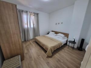 ein Schlafzimmer mit einem Bett mit weißen Laken und Kissen in der Unterkunft Apartment MojMir 1 in Zavalatica