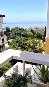 un banco blanco en un balcón con vistas al océano en Coastal Feeling Loft en Hercules con vista al mar, en Benalmádena