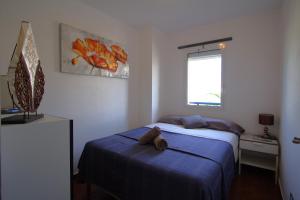 mała sypialnia z łóżkiem i oknem w obiekcie La Isla House 5 minuti Centro-Spiaggia Corralejo w Corralejo