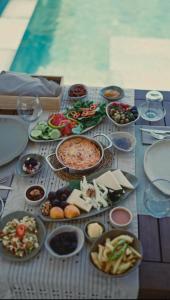 ein Tisch mit vielen Tellern voller Essen in der Unterkunft Noesta Alaçatı in Alacati