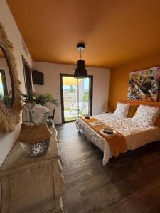 ein Schlafzimmer mit einem Bett und einem Spiegel in der Unterkunft Villa Marina in Sanary-sur-Mer