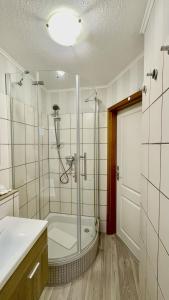Ferienwohnung Heimathafen في لوبيك: حمام مع دش وباب زجاجي +13 صورة