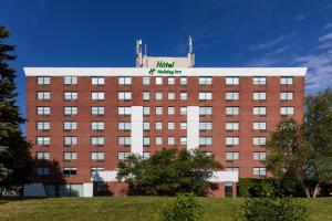 a building with a sign on the top of it at Holiday Inn St-Jean-sur-Richelieu Congrès by IHG in Saint-Jean-sur-Richelieu