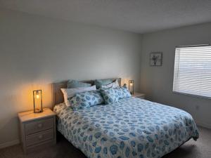 Ένα ή περισσότερα κρεβάτια σε δωμάτιο στο Boardwalk 201- Direct Oceanfront Condo! +19 φωτογραφίες