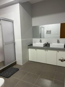 Phòng tắm tại Departamento nuevo, lujoso y espacioso