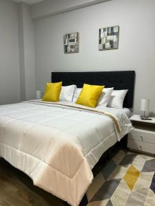 Giường trong phòng chung tại Departamento nuevo, lujoso y espacioso