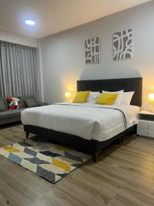 Giường trong phòng chung tại Departamento nuevo, lujoso y espacioso