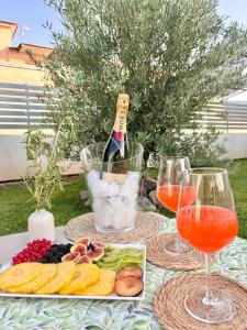 un tavolo con un piatto di cibo e una bottiglia di vino di Harmonia a SantʼAntonio Abate