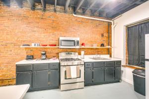Gallery image of Walk to River and Shops Downtown Hannibal Loft in Hannibal