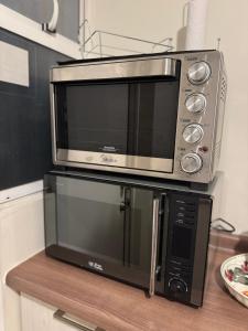 a microwave sitting on top of a microwave oven at Casa amplia tres dormitorios 5 camas y estacionamiento in Padre Las Casas