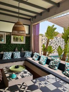 ein Wohnzimmer mit einem blauen Sofa und Kissen in der Unterkunft Villa Marina in Sanary-sur-Mer