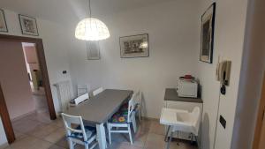 a kitchen with a table and chairs and a microwave at Casa VACANZE MAGNOLIA in Vercurago