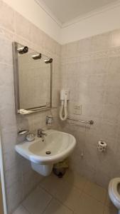 Koupelna v ubytování Hotel Montallegro + 25 fotografií