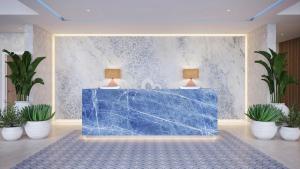 een lobby met een blauwe balie met potplanten bij Hotel Indigo Torquay, By IHG in Torquay +21 foto's
