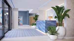 トーキーにあるHotel Indigo Torquayの鉢植えの廊下