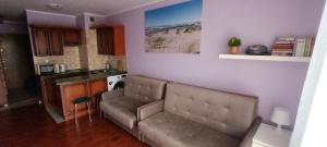 een woonkamer met een bank en een keuken bij Apartament Majorka - studio in Stegna