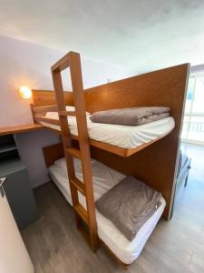 ein Zimmer mit Etagenbett und 2 Etagenbetten. in der Unterkunft Résidence Le Bois D'aurouze - Studio pour 4 Personnes MAE-7744 in Le Dévoluy
