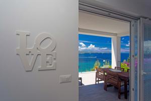 Cette villa offre une vue sur l'océan. dans l'établissement Blue Bay Residence, à Hvar