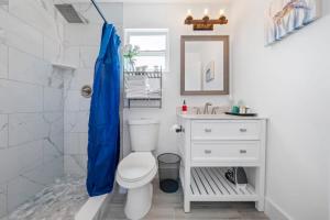 Salle de bains dans l'établissement Faithfulness Investment inc 40 autres photos