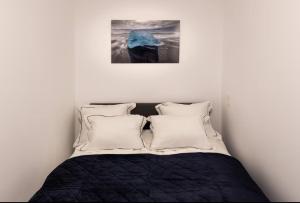 En eller flere senge i et værelse på Sapphire Suite