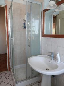a bathroom with a sink and a glass shower at Casa Panorama Viterbo Senza ZTL e Parcheggio Gratuito in Viterbo