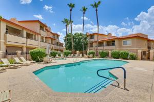 Bassein majutusasutuses 14 Mi to Dtwn Phoenix Condo with Balcony and Spa! või selle lähedal