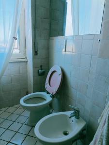 a bathroom with a toilet and a sink at Casa Panorama Viterbo Senza ZTL e Parcheggio Gratuito in Viterbo +32 photos