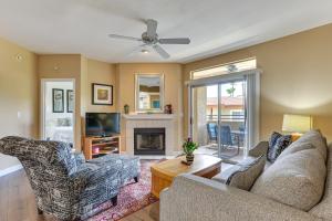 Istumisnurk majutusasutuses 14 Mi to Dtwn Phoenix Condo with Balcony and Spa!