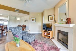Televiisor ja/või meelelahutuskeskus majutusasutuses 14 Mi to Dtwn Phoenix Condo with Balcony and Spa!