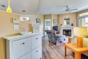 Istumisnurk majutusasutuses 14 Mi to Dtwn Phoenix Condo with Balcony and Spa!
