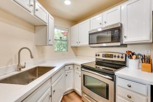Köök või kööginurk majutusasutuses 14 Mi to Dtwn Phoenix Condo with Balcony and Spa!