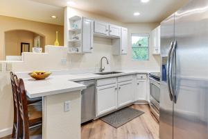 Köök või kööginurk majutusasutuses 14 Mi to Dtwn Phoenix Condo with Balcony and Spa!