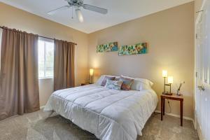 Voodi või voodid majutusasutuse 14 Mi to Dtwn Phoenix Condo with Balcony and Spa! toas