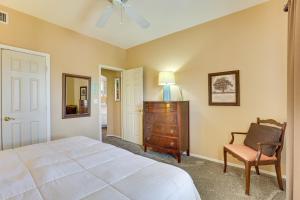 Voodi või voodid majutusasutuse 14 Mi to Dtwn Phoenix Condo with Balcony and Spa! toas